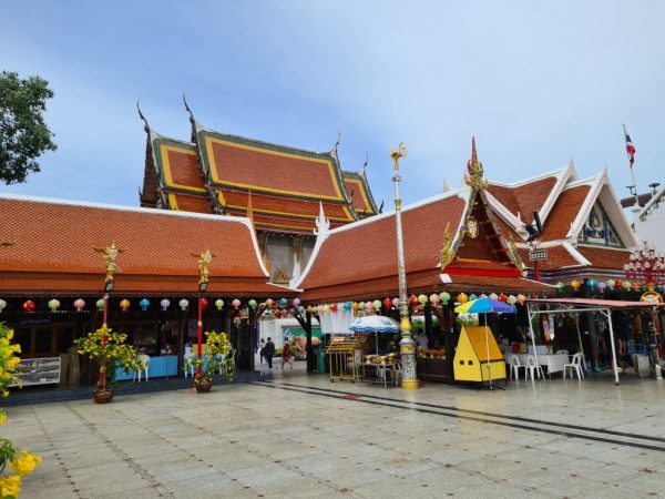 Standing Buddha In Bangkok At Wat Intharawihan Tripatrek Travel