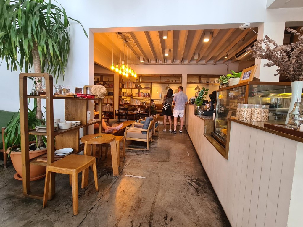 Cool Cafe Soi 24 Sukhumvit Phrom Phong Bangkok – Library Cafe